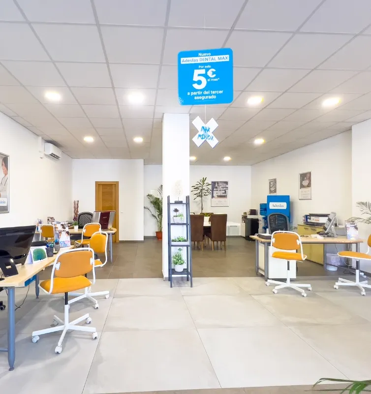 Vista interior de la oficina Adeslas en Altea con mostradores de atención al cliente y ambiente profesional - formato vertical