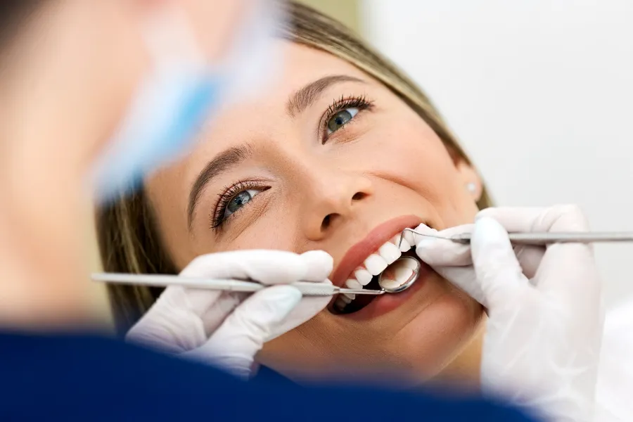 Paciente en revisión con instrumental dental; seguro dental Adeslas en Altea